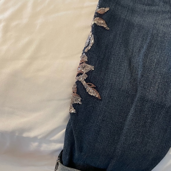 Embroidered on leg w gold and bronze  flower detailing - Picture 3 of 3